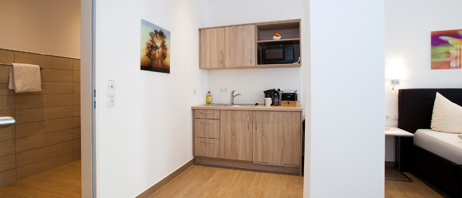komplett eingerichtete Küchenzeile im Apartment